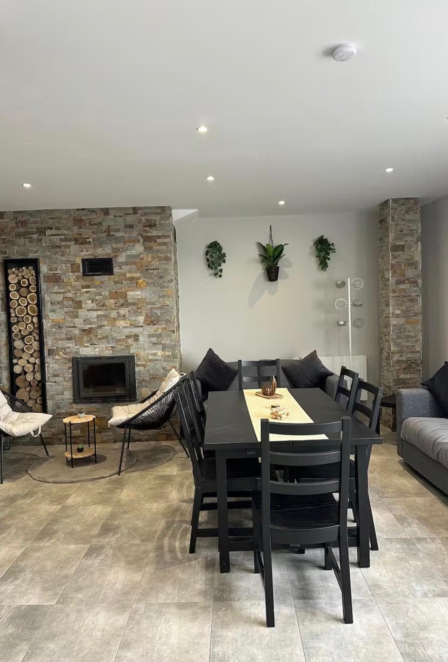 Salón con chimenea de piedra
